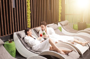 iki loverbirds dinlenme odasında birlikte vakit tadını çıkarıyor