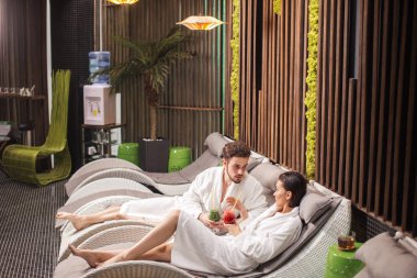 spa salonda konuşma. Aile beldesinde dinleniyor