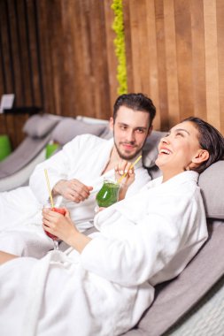 yakışıklı genç sakallı adam eğlenceli hoş kadın fotoğrafı kadar kapatın