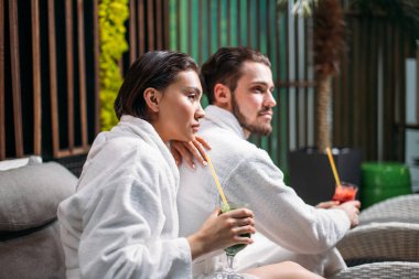 dalgın iki şezlong spa merkezinde oturan beyaz bornoz içinde