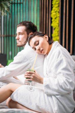 yakışıklı adam eğilerek gözlerin kapalı çekici kadın