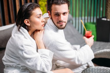 genç kadını kocası desteklemek çalışıyor