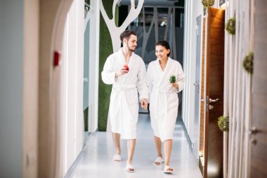 whiterobes iki genç insan tatil koyun gözleri ile yürüyor