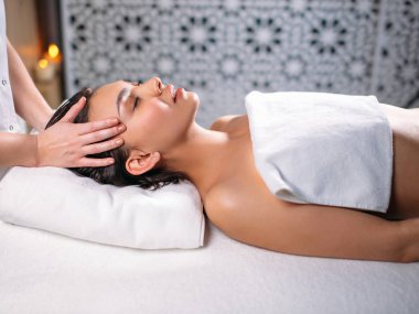 acıyan baş masaj. baş ağrısı rahatlama