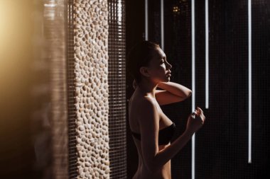 yan görünümü güzel kız banyodan sonra vurdu.