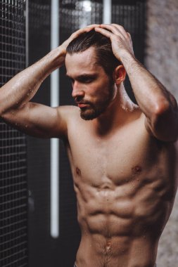 abs acımasız adam duş altında rahatlatıcı sıkı musculars.