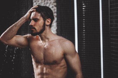 Seyyar sorunları uzağa. Genç erkek başını duş altında dokunmadan