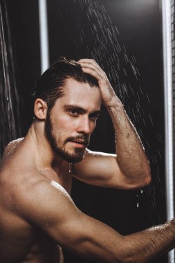 sabah duş. showerning acımasız seksi adam