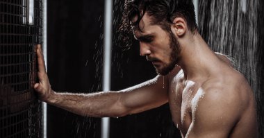 mutsuz dalgın adam stresli işten sonra