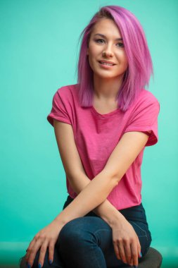 Komik öğrenci kız eğleniyor dil gösterilen süre pinl saçlı.