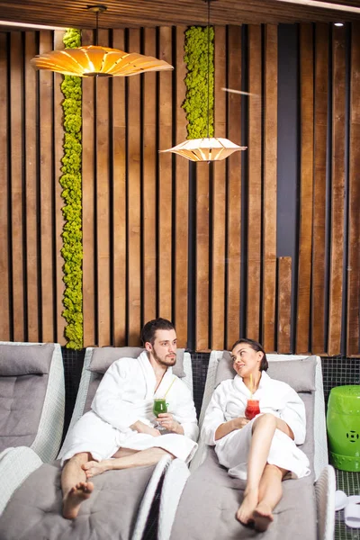 dinlenme ve eğlence kavramı. spa salonda aile tatil