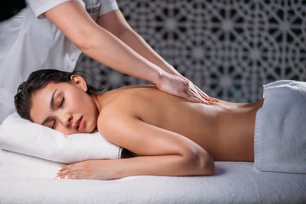 Kadın siyah saçlı Asyalı kadın arka ile sorunlarınız için masaj yapıyor — Stok fotoğraf