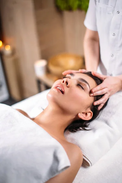 Servicio de masaje de cabeza. joven hermosa mujer prueba nuevo método cabeza masaje — Foto de Stock