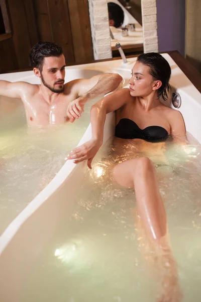 Masculino e feminino deitado e desfrutando de conforto no banho — Fotografia de Stock