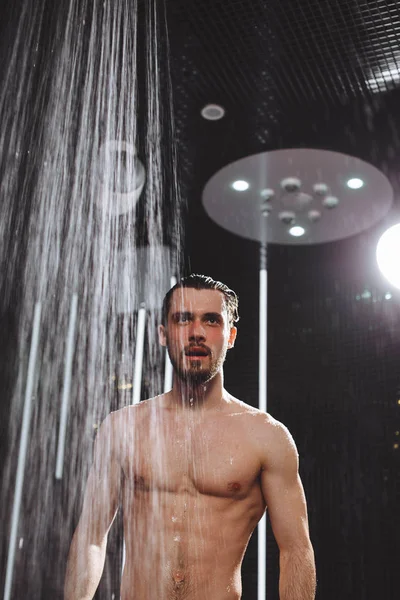 çıplak acımasız adam bir duş alacağım. Shower.Cool kafasına sakin olun