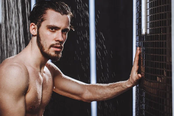 Douch お風呂で裸の魅力的な男 — ストック写真