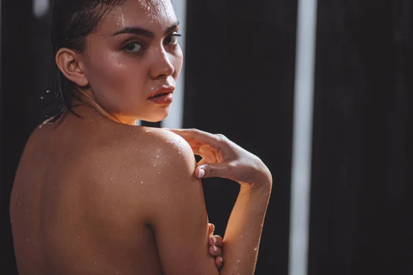 Hermoso cuerpo de mujer con gotas de agua —  Fotos de Stock