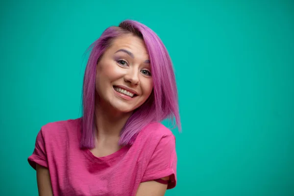 Młode modelki z różowymi włosami, uśmiechając się szeroko, uczucie radości. — Zdjęcie stockowe