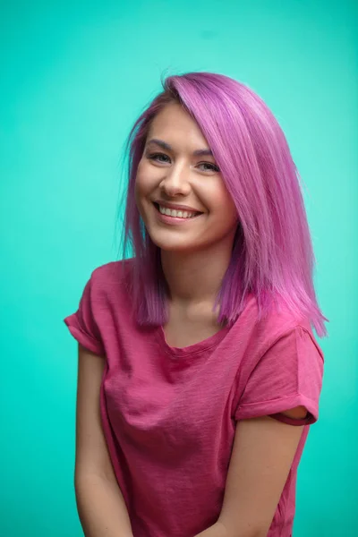 年轻女性模特粉红色的头发, 微笑广泛, 感觉喜悦. — 图库照片