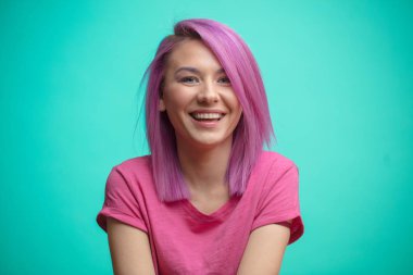 Genel olarak, duygu sevinç gülümseyen pembe saçlı Genç kadın modeli.