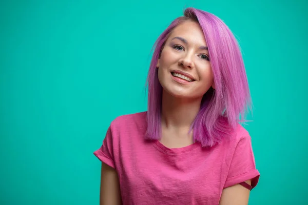 Νεαρά γυναικείο πρότυπο με ροζ μαλλιά, χαμογελώντας γενικές γραμμές, συναίσθημα χαράς. — Φωτογραφία Αρχείου