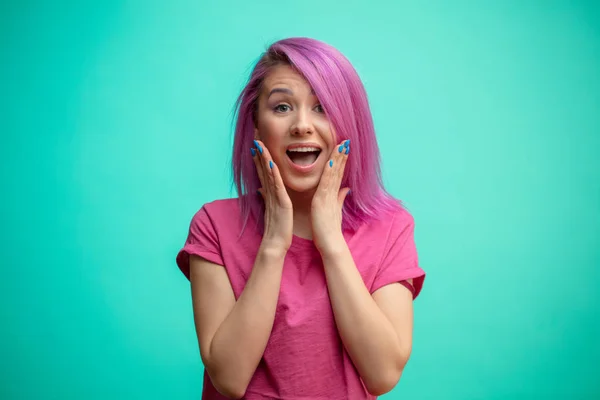 Mujer feliz y sorprendida sosteniendo las mejillas a mano . — Foto de Stock