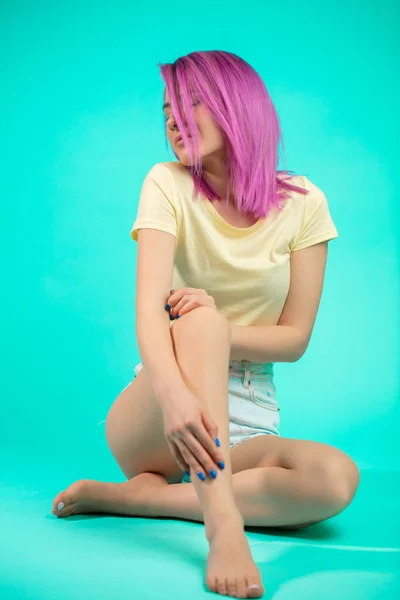 免震床に座って villet 髪型を持つ若い女性 — ストック写真