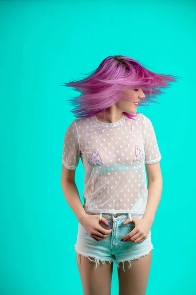 Fitte Frau mit violetten Haaren, in transparenter Bluse und kurzer Hose — Stockfoto