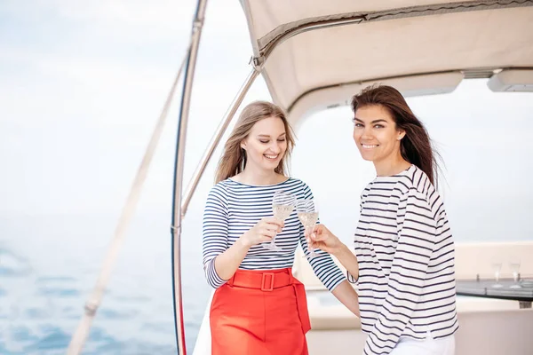 Duas meninas bonitas desfrutando de uma viagem em um barco no mar Negro — Fotografia de Stock