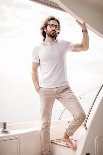 Smiling adult caucasian bearded sailor navigating in Caribbean sea — Stock Photo, Image