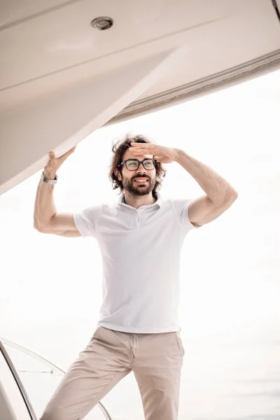 Lächelnder erwachsener kaukasischer bärtiger Matrose, der in der Karibik navigiert — Stockfoto