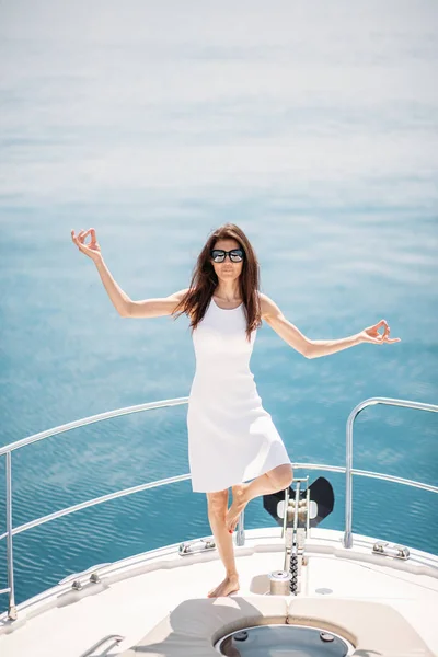 Modelo femenino caucásico en gafas posando en velero de lujo —  Fotos de Stock