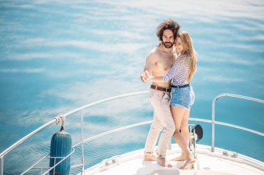 Yatta yelken açarken güvertede dans eden tutkulu aşıklar.