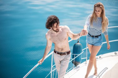 Yazın açık denizde lüks teknede ateşli flört aşıkları..