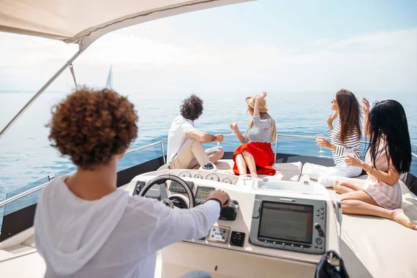 Podróże, rozdarcie siedzenia, przyjaźń i koncepcja ludzi - przyjaciele siedzący na pokładzie jachtu — Zdjęcie stockowe