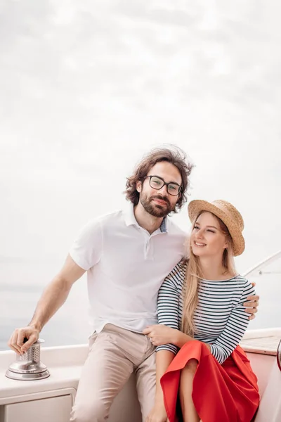 Junges schönes Ehepaar umarmt sich im Urlaub auf der Jacht — Stockfoto