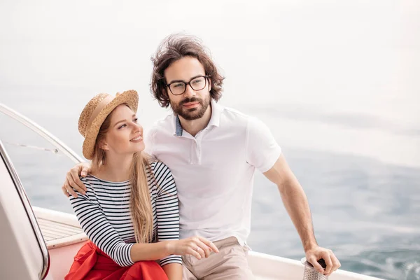 Junges schönes Ehepaar umarmt sich im Urlaub auf der Jacht — Stockfoto