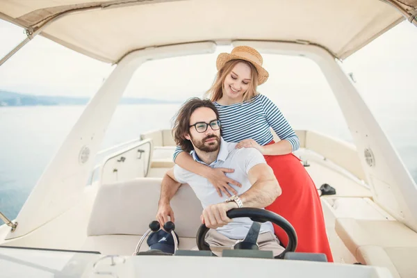 Junges schönes Ehepaar umarmt sich im Urlaub auf der Jacht — Stockfoto