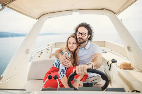 Junges schönes Ehepaar umarmt sich im Urlaub auf der Jacht — Stockfoto