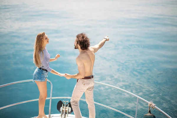 Страстные влюбленные танцуют на палубе во время плавания на яхте. — стоковое фото
