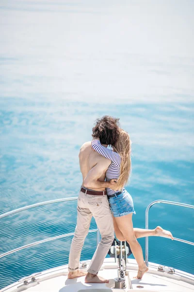 Vášniví milenci tančí na přídi paluby při plavbě na jachtě. — Stock fotografie