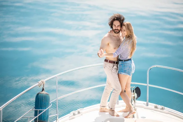 Amantes apasionados bailando en proa de cubierta mientras navegan en yate. —  Fotos de Stock