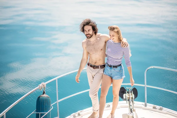 Heiße Dating-Liebhaber im Sommer auf dem Luxusboot auf hoher See. — Stockfoto