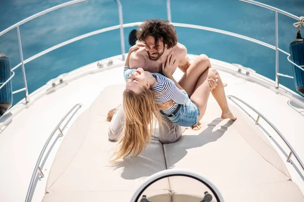 Caliente citas amantes en el barco de lujo en mar abierto en verano. — Foto de Stock