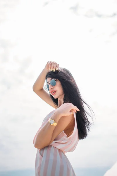 Mujer atractiva bronceado en yate, disfrutando de la luz del sol, posando en la cubierta de velero —  Fotos de Stock