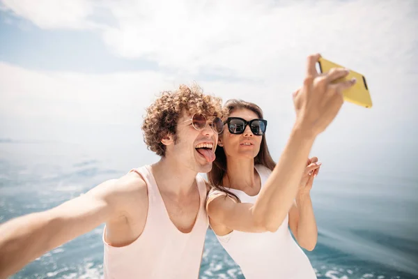 Szczęśliwy kaukaski para biorąc selfie podróżując na wakacje — Zdjęcie stockowe