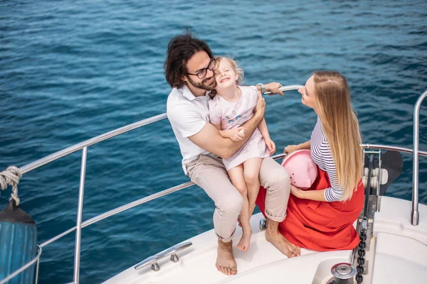 Pai, mãe e filha navegando no iate no mar — Fotografia de Stock