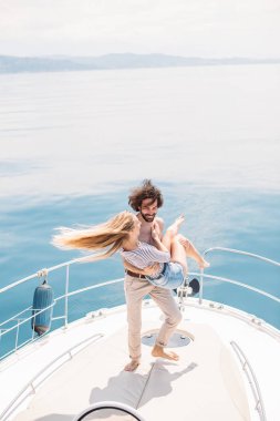 Yazın açık denizde lüks teknede ateşli flört aşıkları..