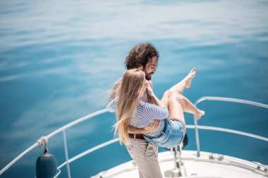 Yazın açık denizde lüks teknede ateşli flört aşıkları..