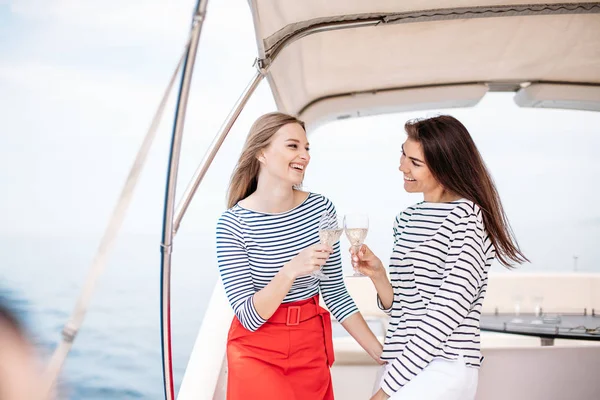 Duas meninas bonitas desfrutando de uma viagem em um barco no mar Negro — Fotografia de Stock